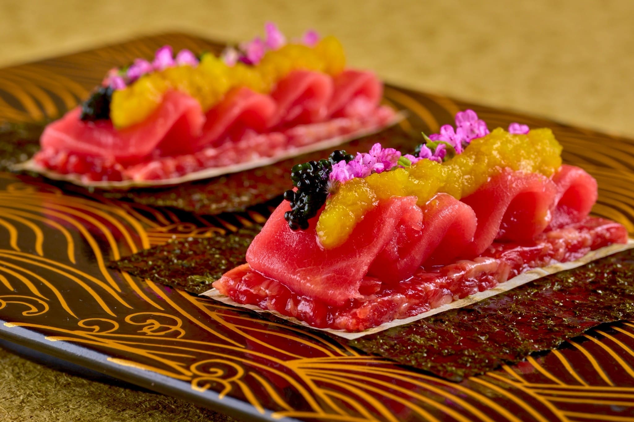 個室確約【梅田うしみつ開店記念コース】「和牛と本鮪のユッケドッグ」「和牛ヒレのブリオッシュカツサンド」「厳選ロース焼きすき　～ブレンドタレ、濃厚卵黄～」を含む厳選された焼き物6種をご提供。